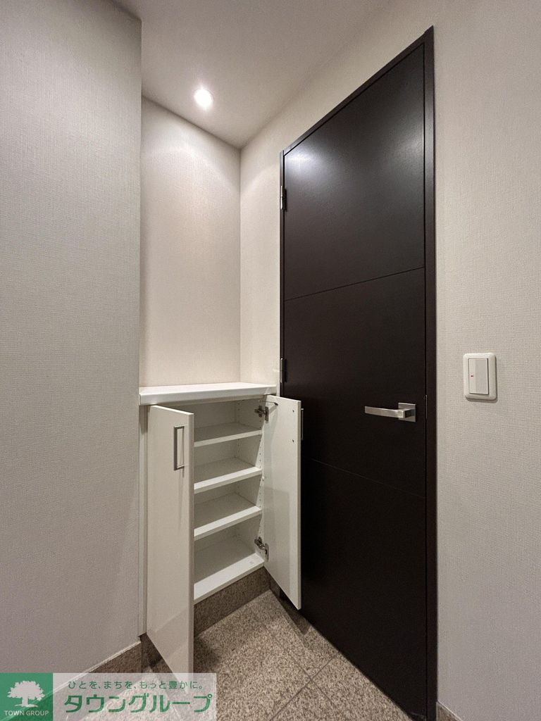 玄関　玄関キャビネット（クリーニング前）