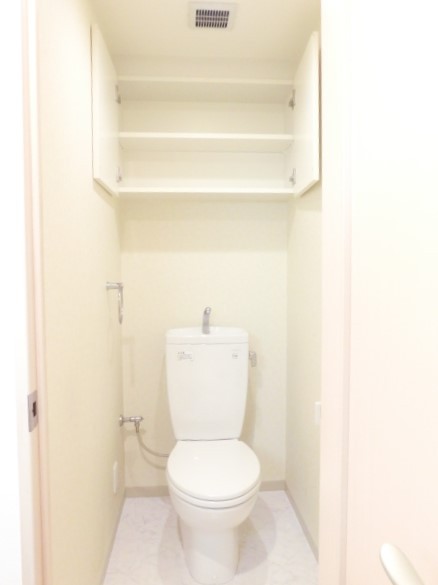 トイレ　★ストックに便利な棚付きのトイレ★