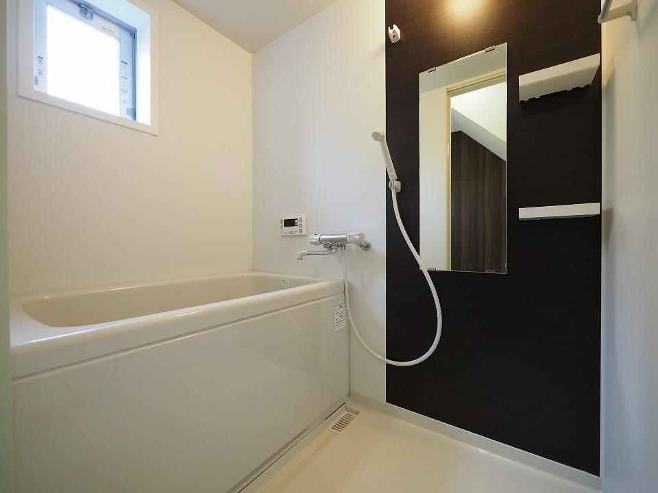 バス・シャワールーム　小窓付きで明るさと風通しがよいバスルーム