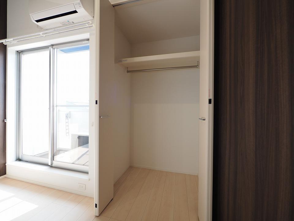 収納　ハンガーポール付きだと収納しやすいですね