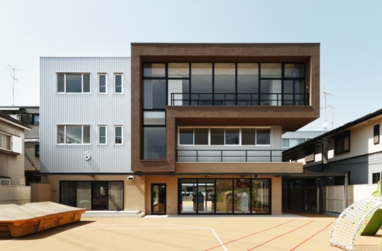 幼稚園・保育園　新作やはた幼稚園（幼稚園・保育園）まで1613m