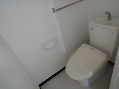 トイレ　同物件別号室のものです。
