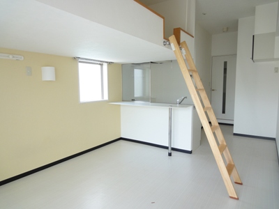 居室・リビング　同物件別号室のものです。