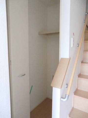 玄関　内階段脇に収納あります