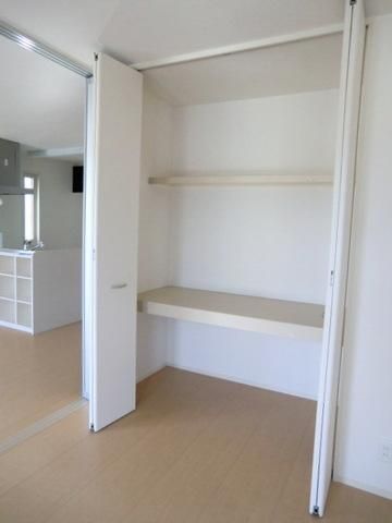 居室・リビング　リビング横の洋室に大容量のクローゼット