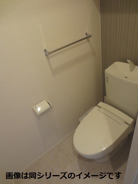 トイレ　内装は別部屋の参考写真です。