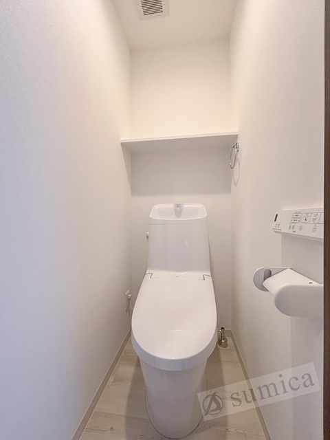 トイレ　人気アイテムの温水洗浄便座。清潔感のあるトイレです。