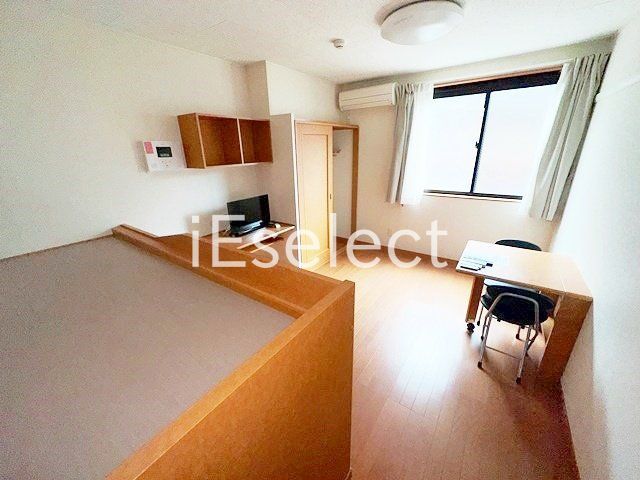 居室・リビング　1階はフローリング、2階はじゅうたん張りです