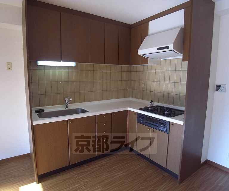 キッチン　三口ガスコンロにグリルも付いてます。