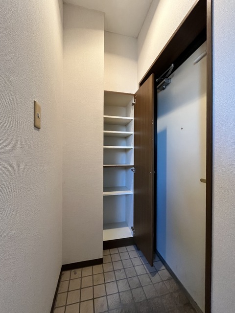 玄関　【リフォーム前の写真です】シューズＢＯＸあります★