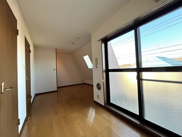 居室・リビング　【リフォーム前の写真です】自然光が明るいＬＤＫのお部屋★