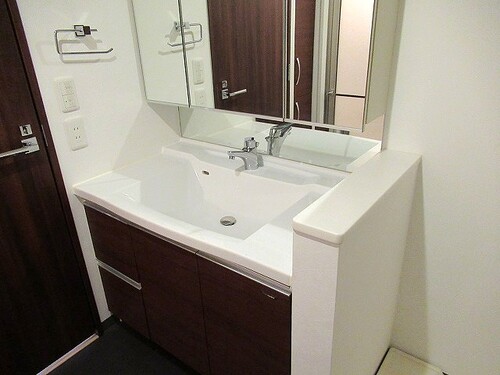 洗面設備　３面鏡付洗面化粧台※前回募集時の写真２０２１年１月撮影