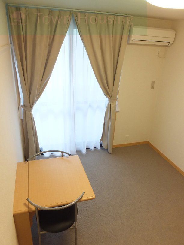 居室・リビング　カーペット仕様テーブルを折りたたむ事が出来ます