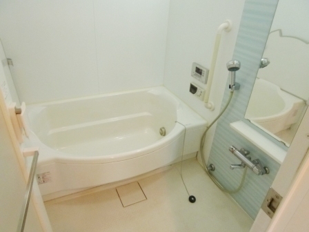 バス・シャワールーム　浴室乾燥・追い炊き機能付きで便利♪