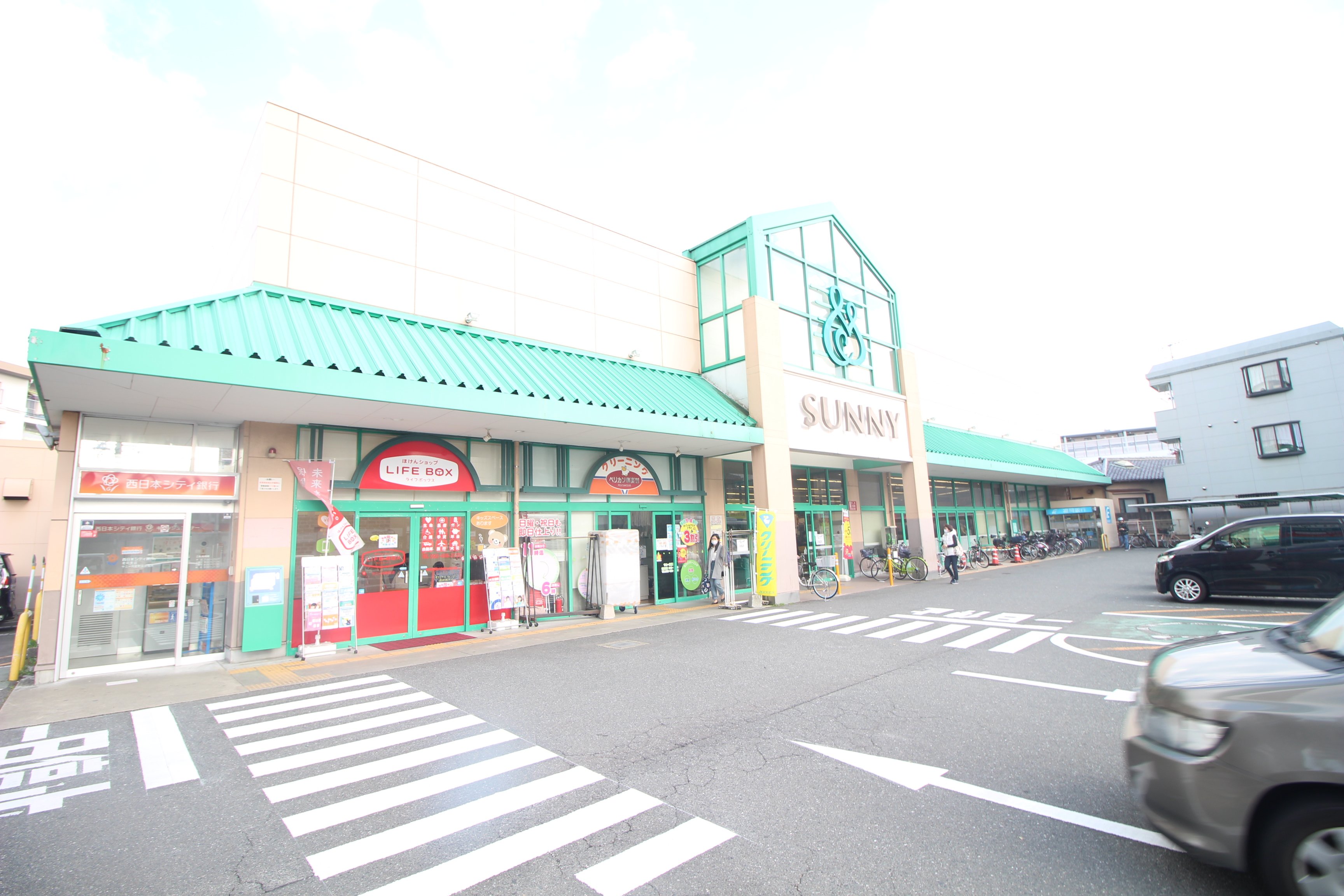 スーパー　サニー向新町店（スーパー）まで666m
