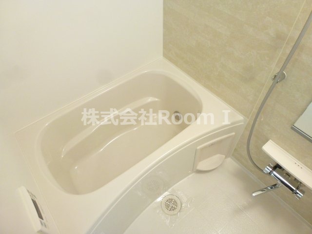 バス・シャワールーム　コンパクトで使いやすいお風呂です