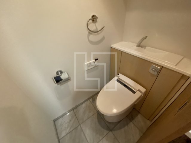 トイレ　リーガル靭公園南　温水洗浄便座