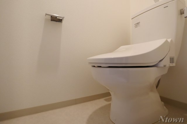 トイレ　落ち着いた色調のトイレです