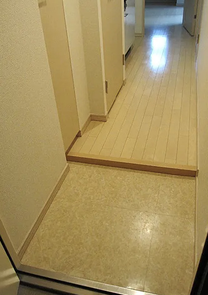 玄関　別部屋の写真を使用しております。