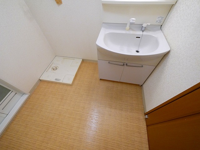 洗面設備　独立洗面台、朝の身支度には欠かせません