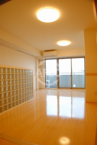 居室・リビング　ロイヤルパークスなんば　広々とした洋室