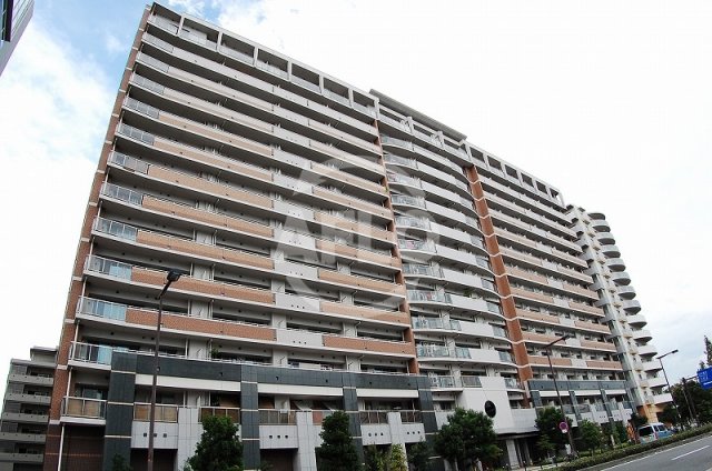 建物外観　ロイヤルパークスなんば　重厚感ある外観