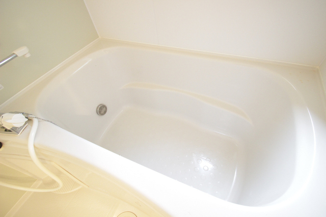 バス・シャワールーム　※同階の中部屋のお写真です