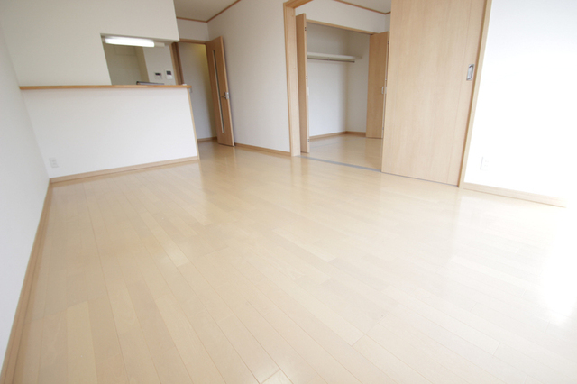 居室・リビング　※同階の中部屋のお写真です