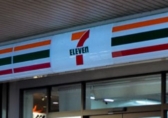 コンビニ　セブンイレブン モノウェル万博記念公園店（コンビニ）まで943m