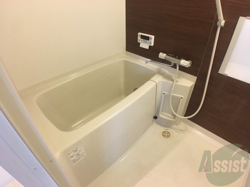 バス・シャワールーム　バスルームは狭すぎず、シャワーも浴びやすそうです。