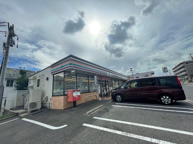 コンビニ　セブンイレブン（コンビニ）まで180m