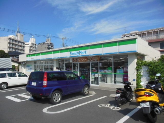 コンビニ　ファミリーマート（コンビニ）まで210m