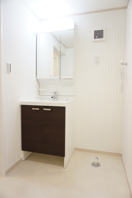 洗面設備　シャワー付き洗面化粧台