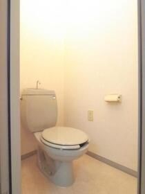トイレ　同建物別号室の写真です。