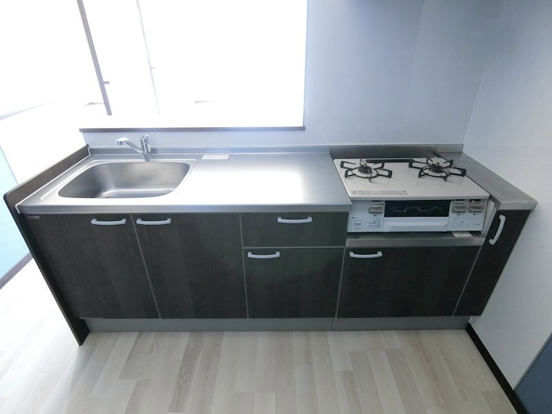 キッチン　まな板スペースもあり、お料理もしやすいキッチンです。　※同型