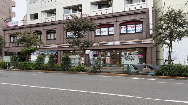 コンビニ　セブンイレブン渋谷本町４丁目店（コンビニ）まで216m