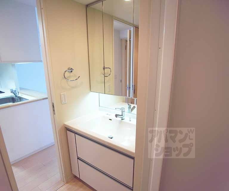 洗面設備　大きな独立洗面台。