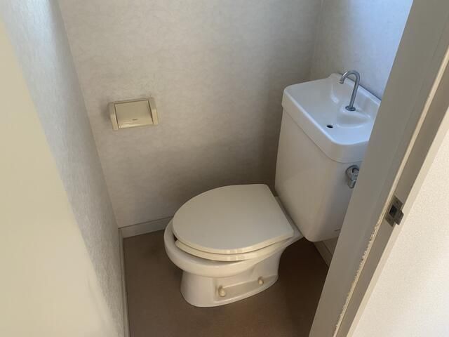 トイレ　落ち着いた色調のトイレです