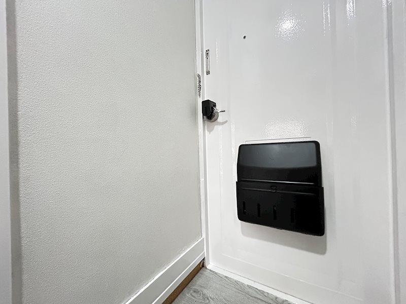 玄関　※写真は105号室です。