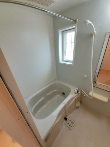 バス・シャワールーム　コンパクトで使いやすいお風呂です