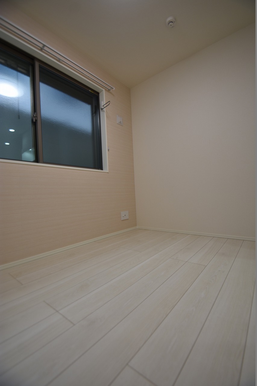 居室・リビング　優しい色合いの床材を使用した居住空間です。