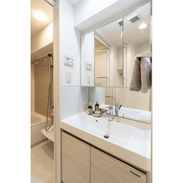 洗面設備　家具／調度品に関しては配置例を示したものであり、実際の賃貸に