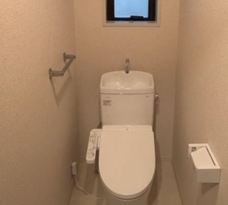 トイレ　落ち着いた色調のトイレです
