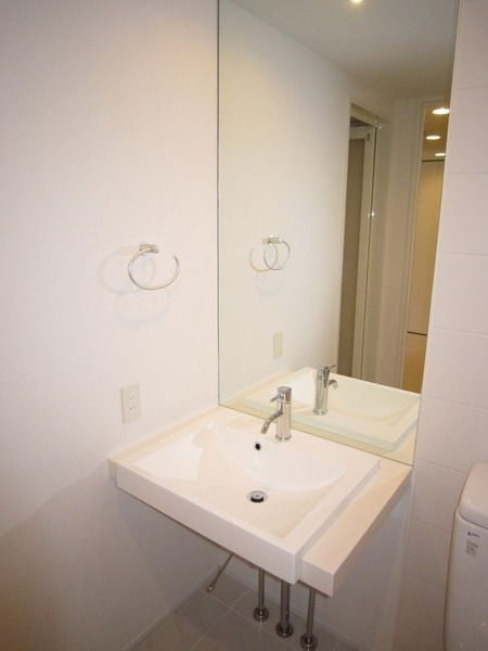 洗面設備　大きな鏡が便利な独立洗面台