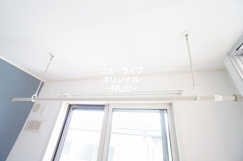 その他設備　雨天時にも安心してお洗濯ができる室内物干し付★