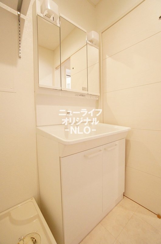 洗面設備　三面鏡タイプの収納＆シャワーノズル付きの洗面台★