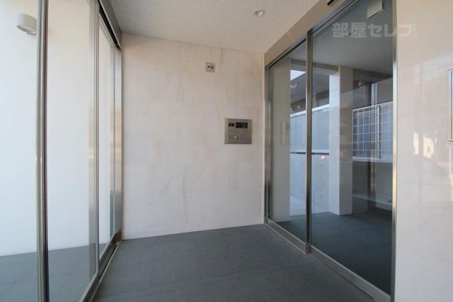 エントランス　オートロック付きのエントランスです。