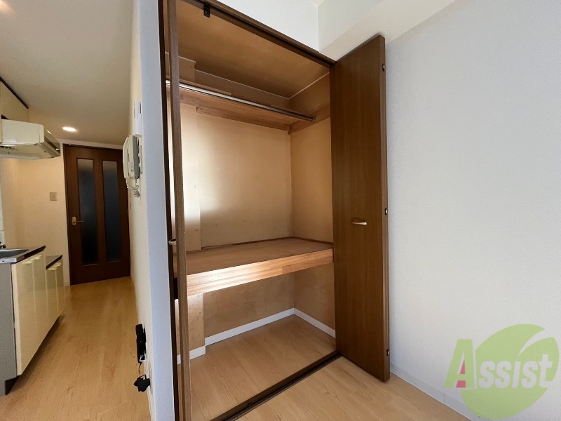 収納　こちらの収納にはハンガーをかけて服もしまえますね。