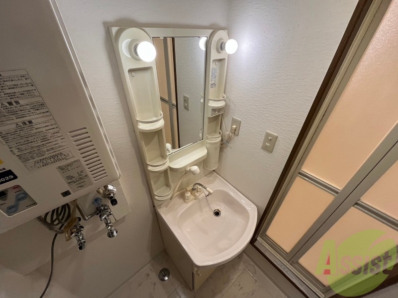 洗面設備　独立洗面台です。大きくてよいですね。シャンプーもできます！