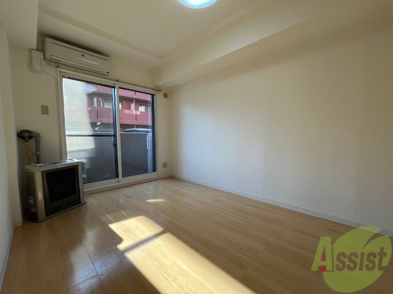 居室・リビング　木目のフローリングは落ち着きのある印象のお部屋になりますね。